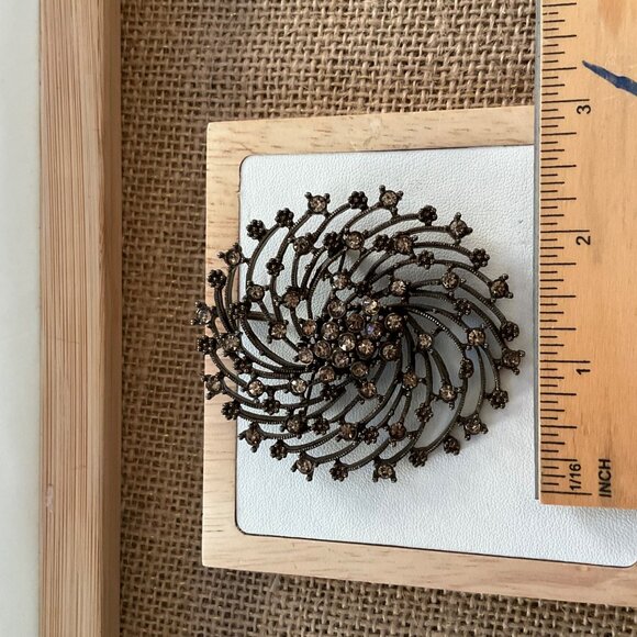 Simply Vera Wang Rhinestone Spiral Brooch Pin Jewelry With Crystal Stones & Meta - Picture 5 of 10